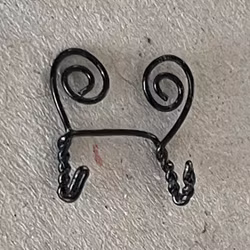 Luffarslöjd, väggkrok med två krokar