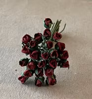 Vinröda rosor i knopp, ca 3 mm