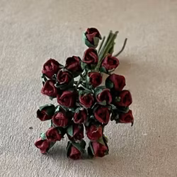 Vinröda rosor i knopp, ca 3 mm