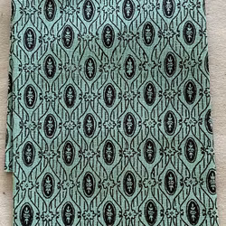 Handtryckt tyg, svart på grönt