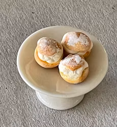 Semlor på porslinsfat