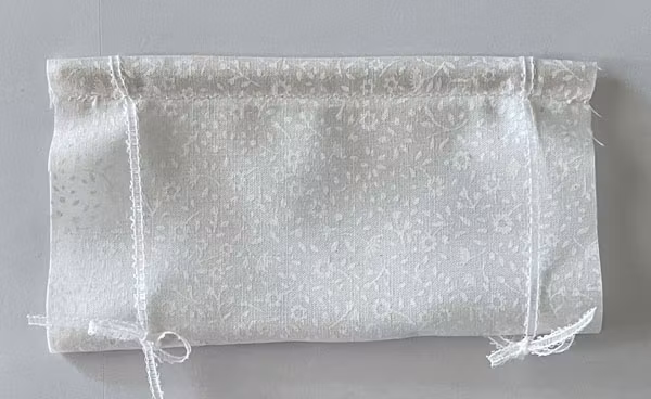 Hissgardin, vit med blommor