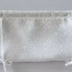 Hissgardin, vit med blommor