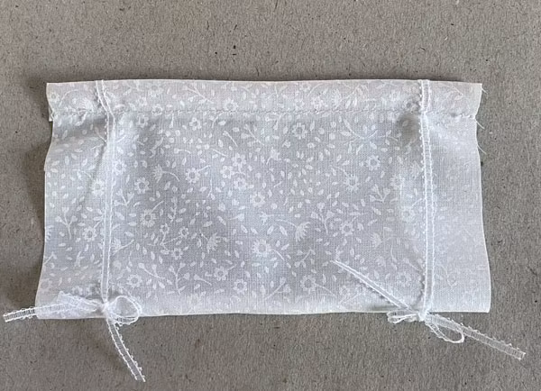 Hissgardin, vit med blommor