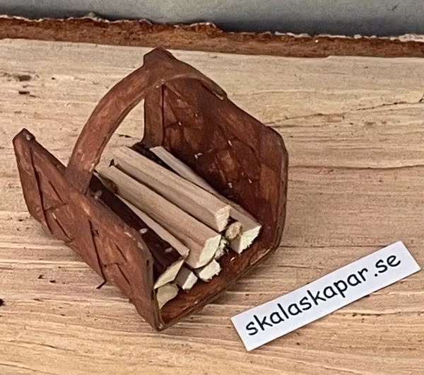 Vedkorg med ved, brun