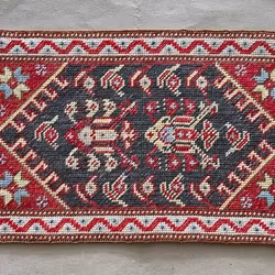 Broderad matta, rödton