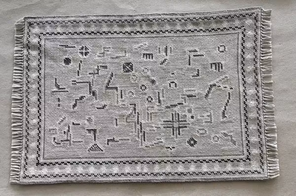 Broderad matta, grå