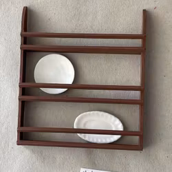 Tallrikshylla brun med två porslinsfat