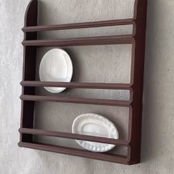 Tallrikshylla brun med två porslinsfat