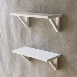 Hyllor i trä, två stycken, vitmålade
