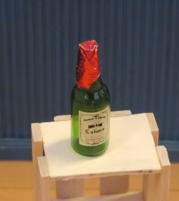 Vinflaska med etikett, röd