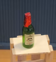 Vinflaska med etikett, röd