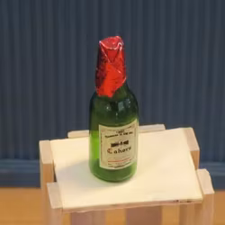 Vinflaska med etikett, röd