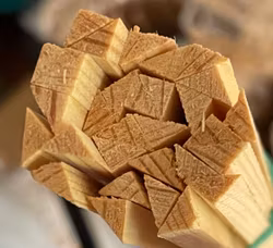 Furulist, trekant, ca 5 x 5 x 7 mm