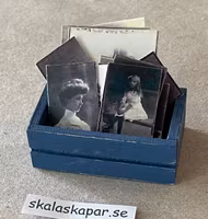 Blå låda med många fotografier