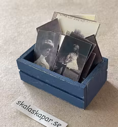 Blå låda med många fotografier