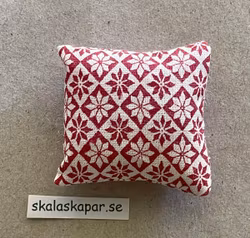 Kudde röd i madrassvarstyg