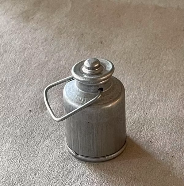 Mjölkkanna i metall