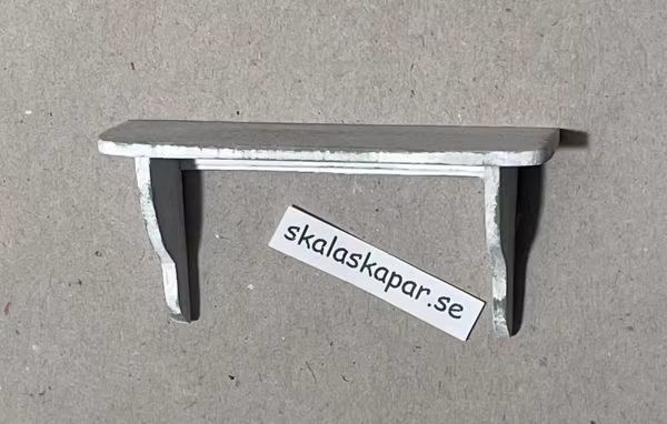 Hylla ca 62 mm lång, vit, "sliten"