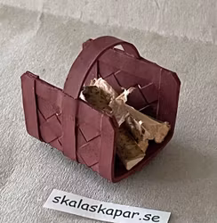 Vedkorg/vedhämtare med ved, rödbrun
