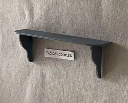 Hylla ca 89 mm lång, stålblå, "sliten"