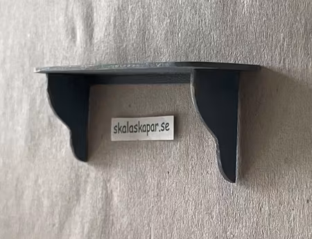 Hylla ca 89 mm lång, stålblå, "sliten"