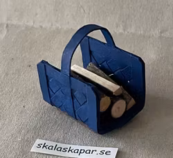 Vedkorg/vedhämtare med ved, blå