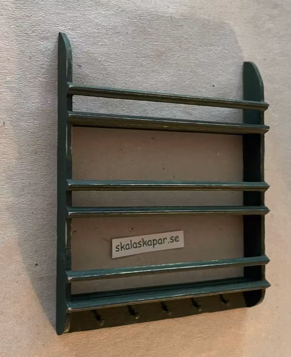 Tallrikshylla, mörkgrön med knoppar