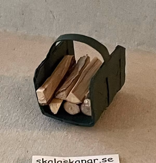 Vedkorg/vedhämtare med ved, mörkgrön
