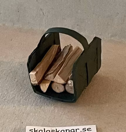 Vedkorg/vedhämtare med ved, mörkgrön