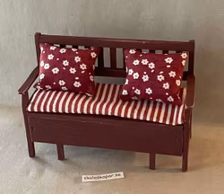 Kökssoffa, rödbrun med dyna och kuddar