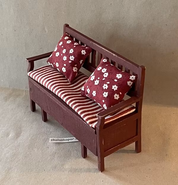 Kökssoffa, rödbrun med dyna och kuddar