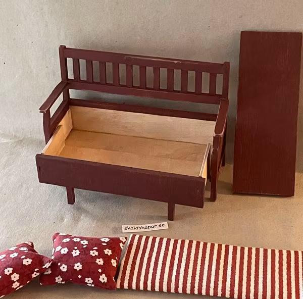 Kökssoffa, rödbrun med dyna och kuddar
