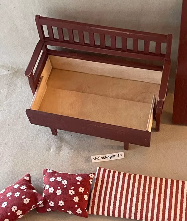 Kökssoffa, rödbrun med dyna och kuddar