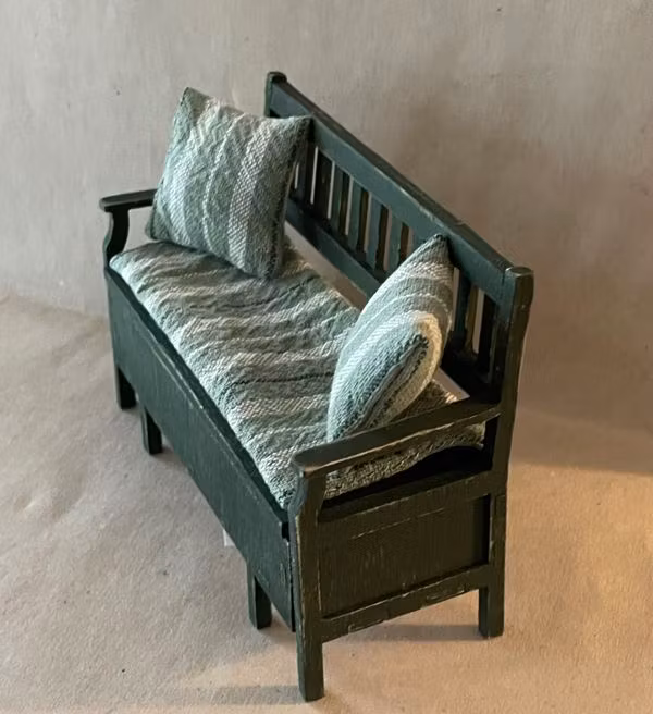 Kökssoffa, mörkgrön med dyna och kuddar