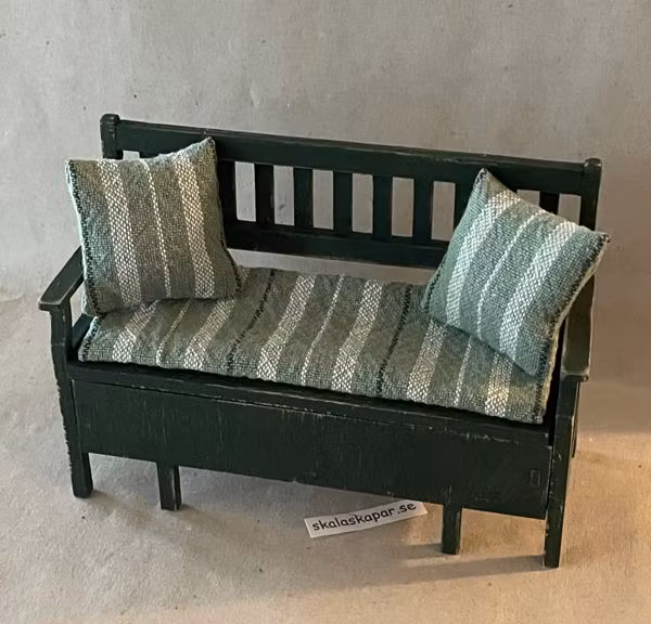 Kökssoffa, mörkgrön med dyna och kuddar