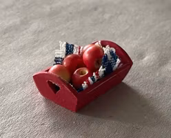 Röd hjärtbricka med äpplen och duk