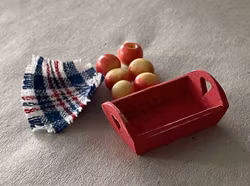 Röd hjärtbricka med äpplen och duk