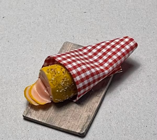 Julskinka på bräda med rutig handduk