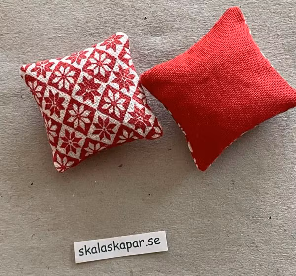 Kuddar röd i madrassvarstyg (nr1)