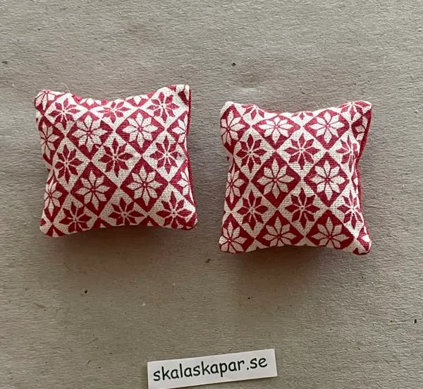 Kuddar röd i madrassvarstyg (nr2) - Skala Skapar