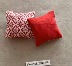 Kuddar röd i madrassvarstyg (nr2)