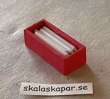 Vita ljus i röd trälåda