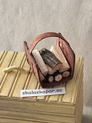 Vedkorg/vedhämtare med ved, brun