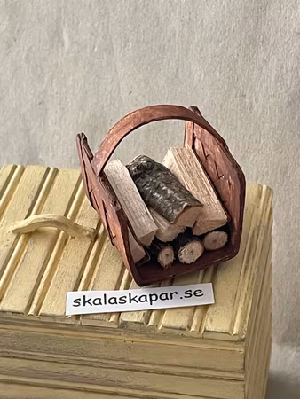 Vedkorg/vedhämtare med ved, brun