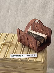 Vedkorg/vedhämtare med ved, brun