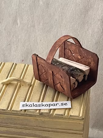 Vedkorg/vedhämtare med ved, brun