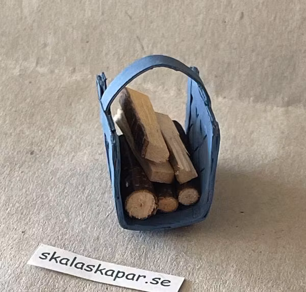 Vedkorg/vedhämtare med ved, mellanblå
