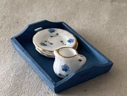 Blå bricka med fat och kanna