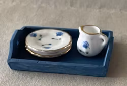 Blå bricka med fat och kanna